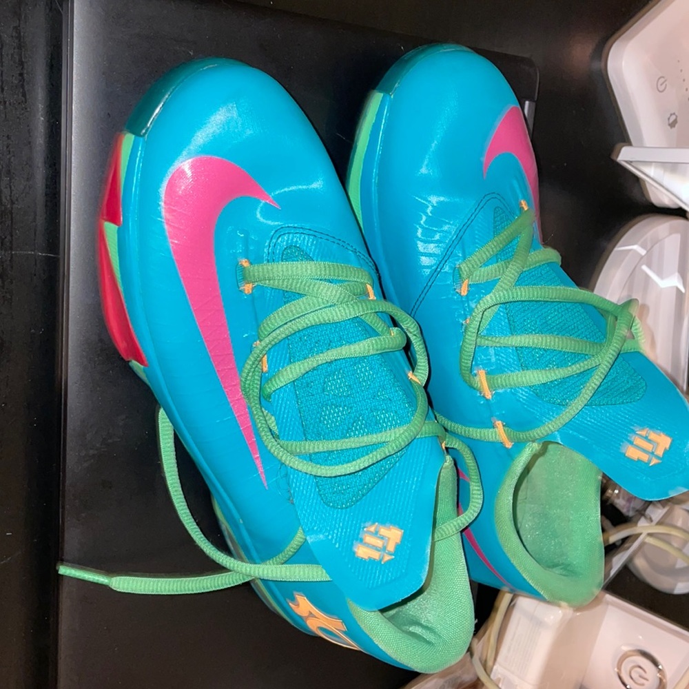 Kd VI size 4.5Y